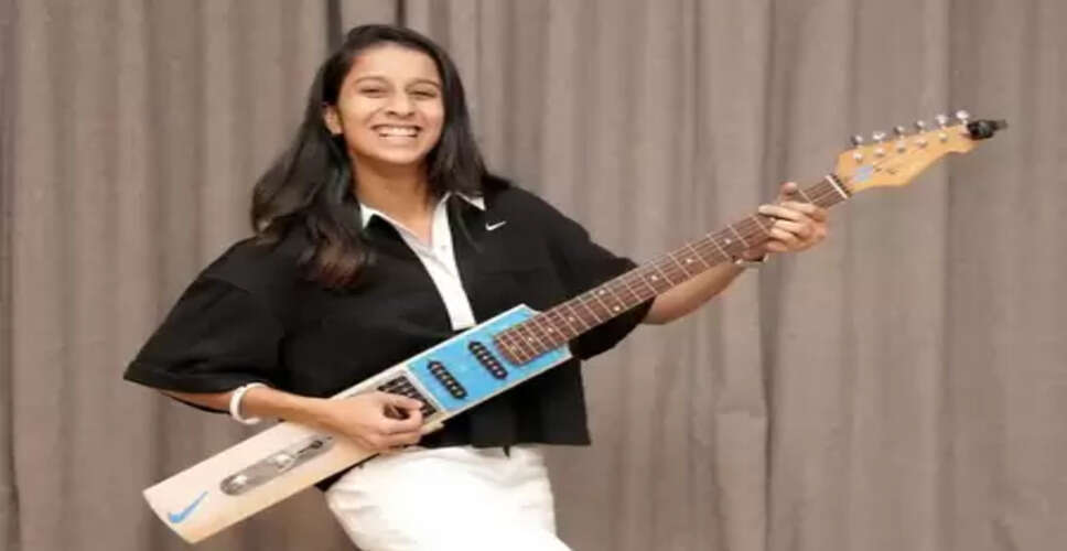 सुनील गावस्कर ने जेमिमा रोड्रिग्स को भेंट किया बल्ले के आकार का गिटार