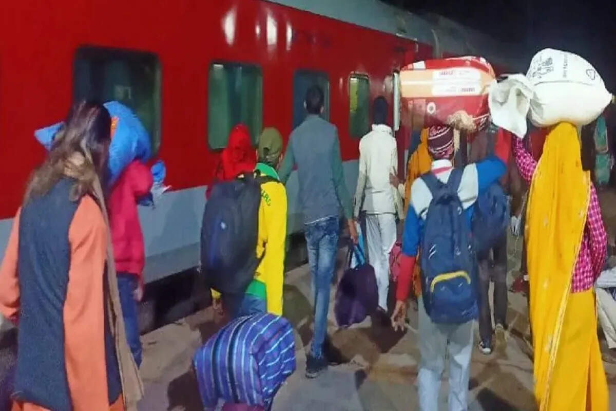 ट्रेन से गिरकर 55 वर्षीय व्यक्ति की मौत, पुलिस जांच में जुटी