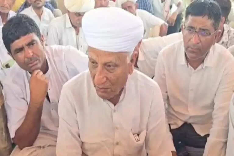 जिले की सीमाओं में बदलाव पर बवाल, वीडियो में देखें धोरीमन्ना में धरने पर बैठे पूर्व मंत्री हेमाराम चौधरी