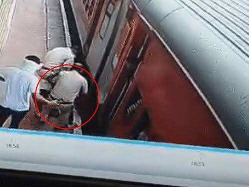 दौसा रेलवे स्टेशन पर बड़ा हादसा टला, चलती ट्रेन में चढ़ते समय फिसली महिला; फुटेज में देंखे RPF और यात्रियों ने बचाई जान