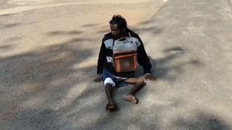 'बस एक ट्राई साइकिल दे दो' दफ्तर-दफ्तर भटक रहा दोनों पैरों से दिव्यांग, अधिकारी बोले- सरकारी लक्ष्य पूरे