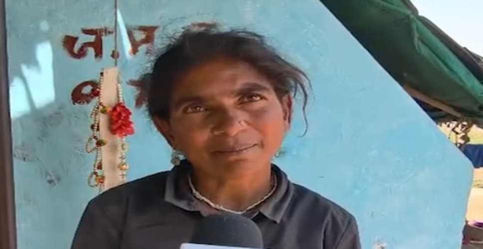 'नाबालिग बेटी को बहला-फुसलाकर ले जाया गया', महाकुंभ मेले की वायरल गर्ल मोनालिसा की मां का बयान