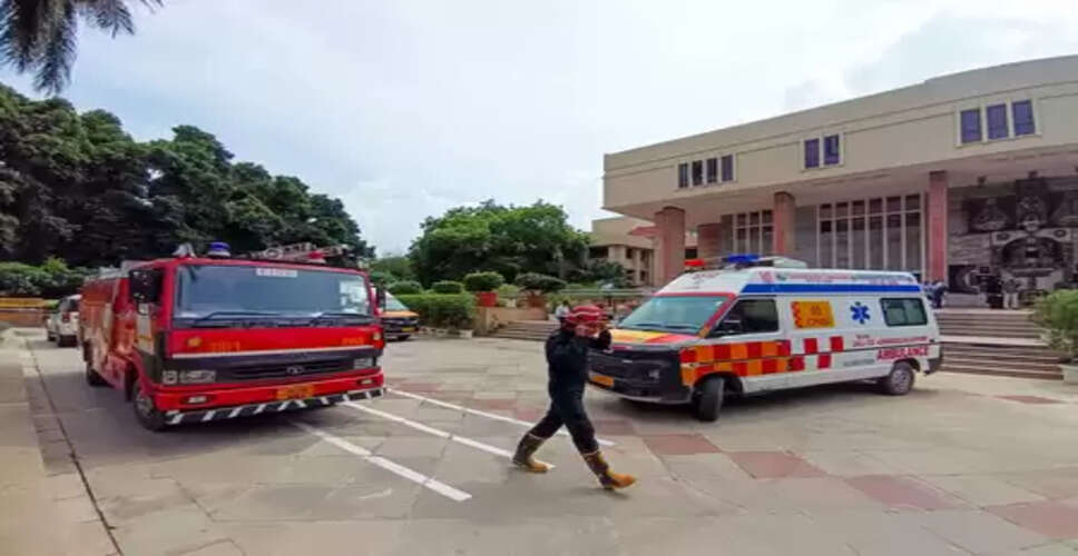 सूरत: खिड़की से गिरे बुजुर्ग की बची जान, दमकल की टीम ने किया रेस्क्यू