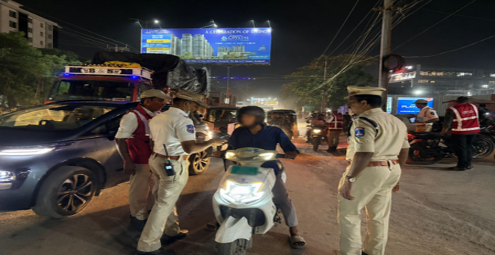 हैदराबाद के आईटी हब में कार से स्टंट करने वालों का आतंक, पुलिसकर्मी को मारी टक्कर