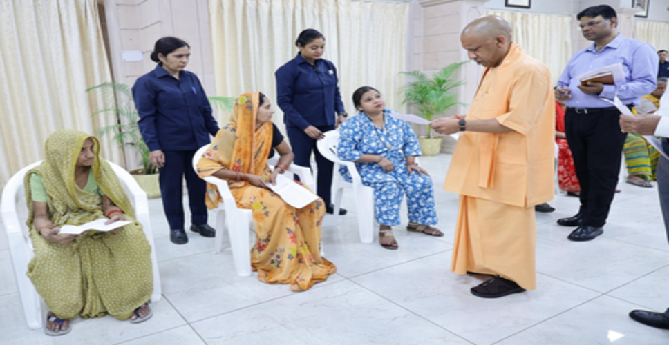 &lsquo;जनता दर्शन&rsquo; में सीएम योगी ने सुनीं लोगों की समस्या, बिहार से पहुंची महिला का भी किया अभिवादन