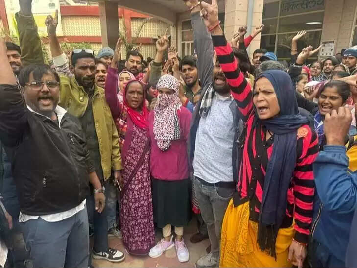 जे.के. लोन हॉस्पिटल में महिला कर्मचारियों का विरोध प्रदर्शन, फुटेज में देंखे नर्सिंग कर्मचारी पर छेड़छाड़ का आरोप