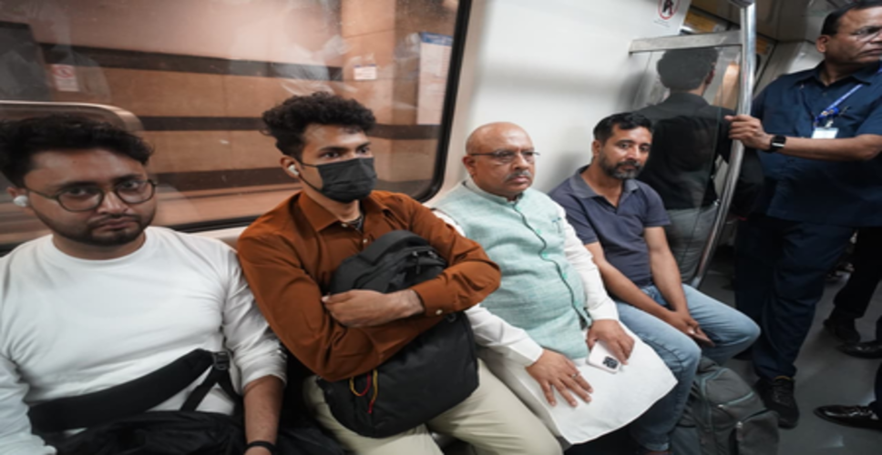 मेट्रो मंडे अभियान: ईंधन बचाने के लिए विजेंद्र गुप्ता ने मेट्रो से किया दिल्ली विधानसभा तक का सफर