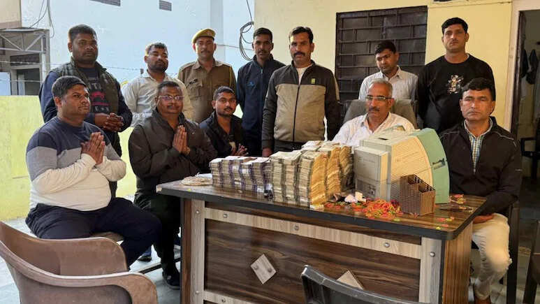 स्कॉर्पियो में मिले इतने रुपये, मंगानी पड़ी नोट गिनने की मशीन, MP से जा रही थी दिल्ली