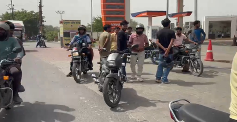 नोएडा में पेट्रोल संकट गहराया, पंपों पर लगीं लंबी कतारें, वाहन चालकों को हुई भारी परेशानी