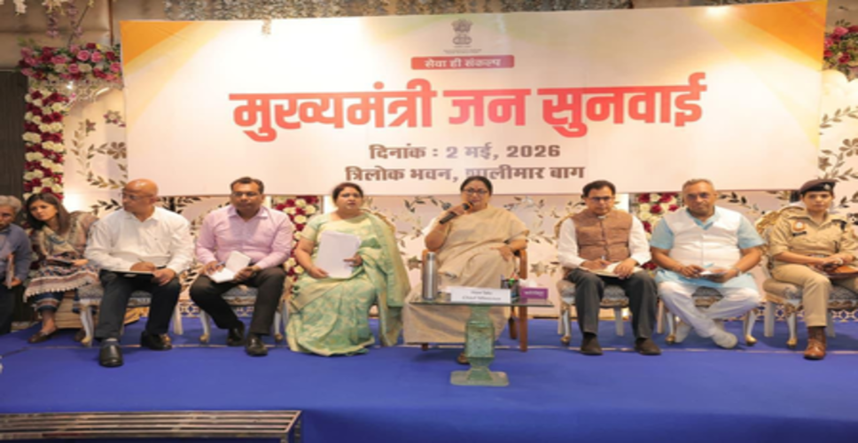 दिल्ली की सीएम रेखा गुप्ता ने जनता की समस्याओं के समाधान के लिए शालीमार बाग में की 'जनसुनवाई'