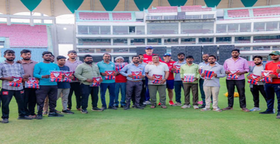 आईपीएल 2026: लैंगर-मूडी ने मैदानकर्मियों को भेंट की एलएसजी की जर्सी