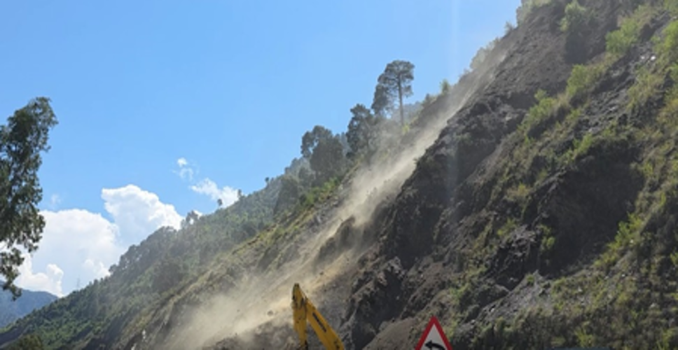 भूस्खलन के बाद श्रीनगर-जम्मू राजमार्ग दूसरे दिन भी बंद रहा