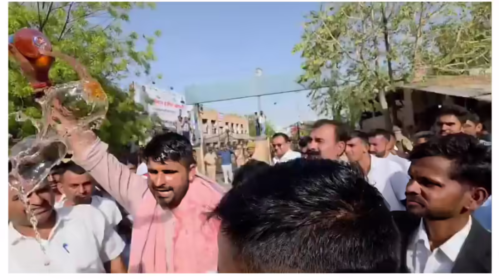 बाड़मेर में हाई-वोल्टेज ड्रामा, वीडियो में देंखे विधायक रविंद्र सिंह भाटी का विरोध प्रदर्शन में पेट्रोल छिड़कने का प्रयास, प्रशासन ने संभाला मोर्चा