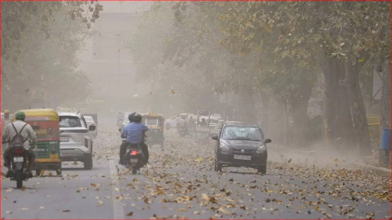 मार्च की शुरुआत में उत्तर भारत में तेज गर्मी का असर, दिल्ली-NCR में लोग धूप से बचने को मजबूर