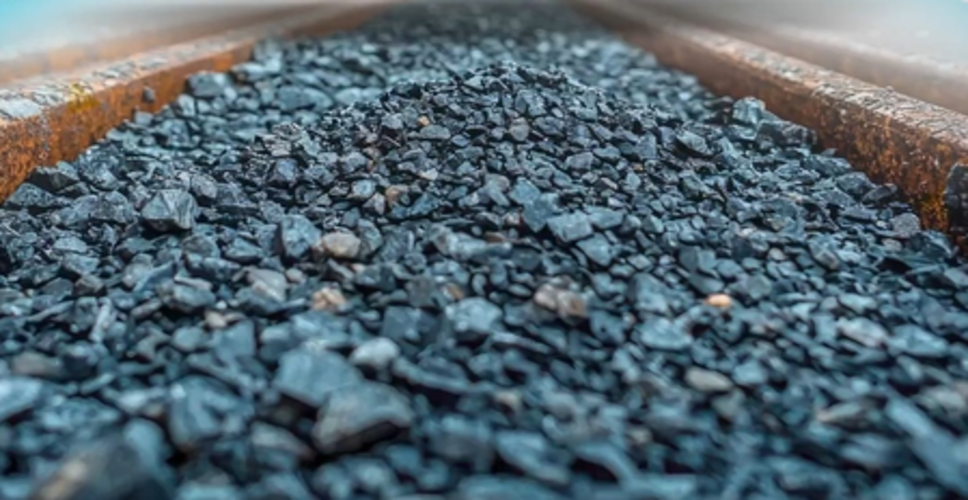 धनबाद: बीसीसीएल एरिया 4 की भूमि आउटसोर्सिंग खदान में आग और गैस रिसाव से ग्रामीणों में हड़कंप