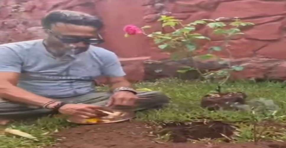 जैकी श्रॉफ ने अनोखे अंदाज में मनाई मां की जयंती, 'एक पेड़ मां के नाम' का दिया संदेश