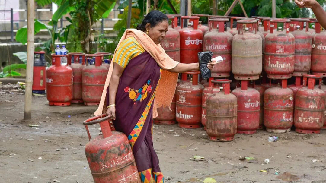 राजस्थान में LPG उपभोक्ताओं की बढ़ी चिंता, वीडियो में जानें तेल कंपनियां मांग रहीं आय की जानकारी, जवाब नहीं देने पर बंद हो सकती है सब्सिडी