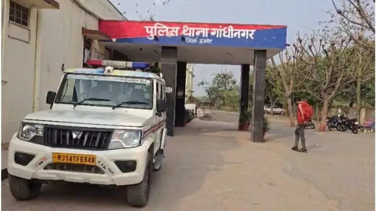 किशनगढ़ में पुश्तैनी मकान के लिए भाई-बहनों में ठनी, संपत्ति विवाद के बीच बहन ने लगाया फर्जीवाड़े का आरोप