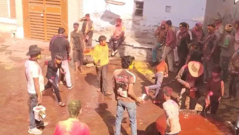 डीडवाना की ‘डोलची होली’: पानी से भरी लोहे की डोलची से खेली जाती है अनोखी होली