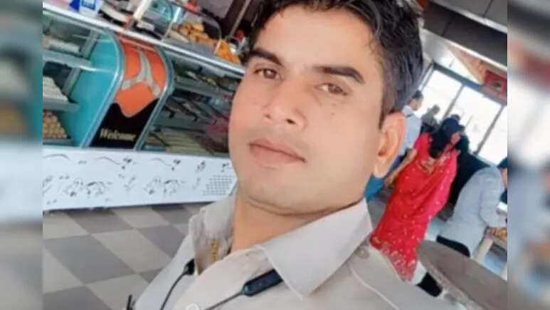 पुलिसकर्मी का शव अज्ञात समझकर दफनाया, 15 दिन बाद कब्र से निकालकर राजकीय सम्मान के साथ किया अंतिम संस्कार