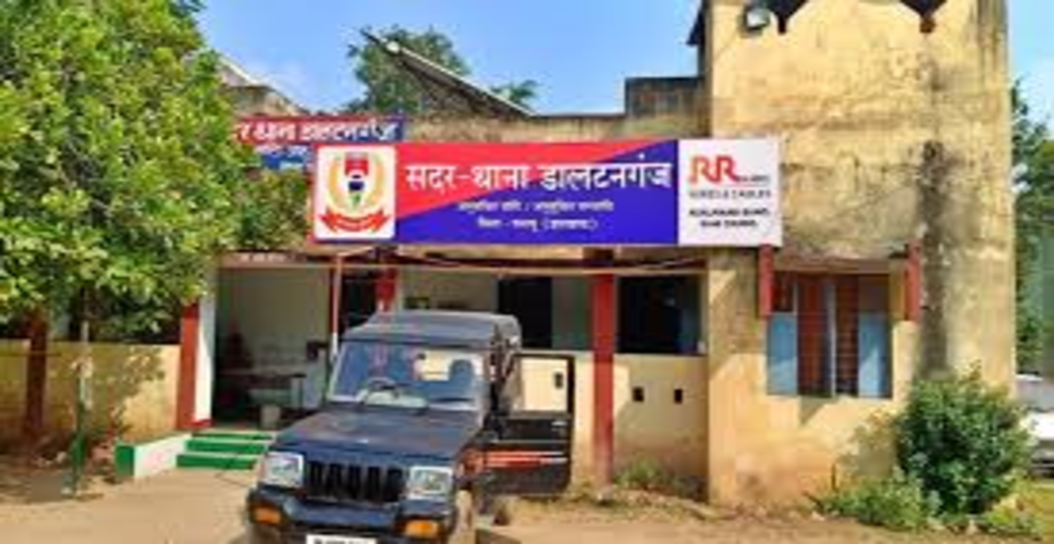 झारखंडः पलामू में युवक ने ममेरी बहन को कुल्हाड़ी से काट डाला और खुद ट्रेन के आगे कूदकर दी जान