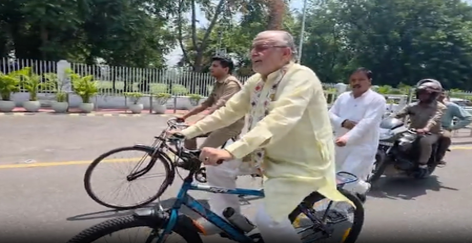पीएम मोदी की अपील के बाद छोटे हुए काफिले, साइकिल और ट्रेन से सफर कर रहे बीजेपी नेता