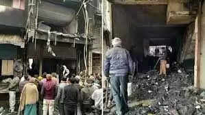 कपड़े की दुकान में लगी भीषण आग, वीडियो में देखें देरी से पहुंची फायर ब्रिगेड-3 घंटे में पाया काबू