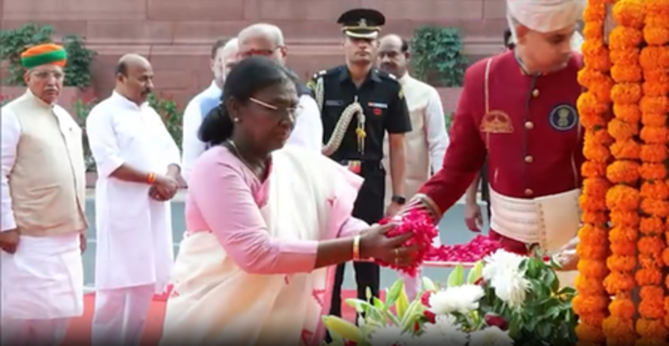 महात्मा फुले की 200वीं जयंती पर संसद भवन में राष्ट्रपति और पीएम मोदी समेत शीर्ष नेताओं ने दी श्रद्धांजलि