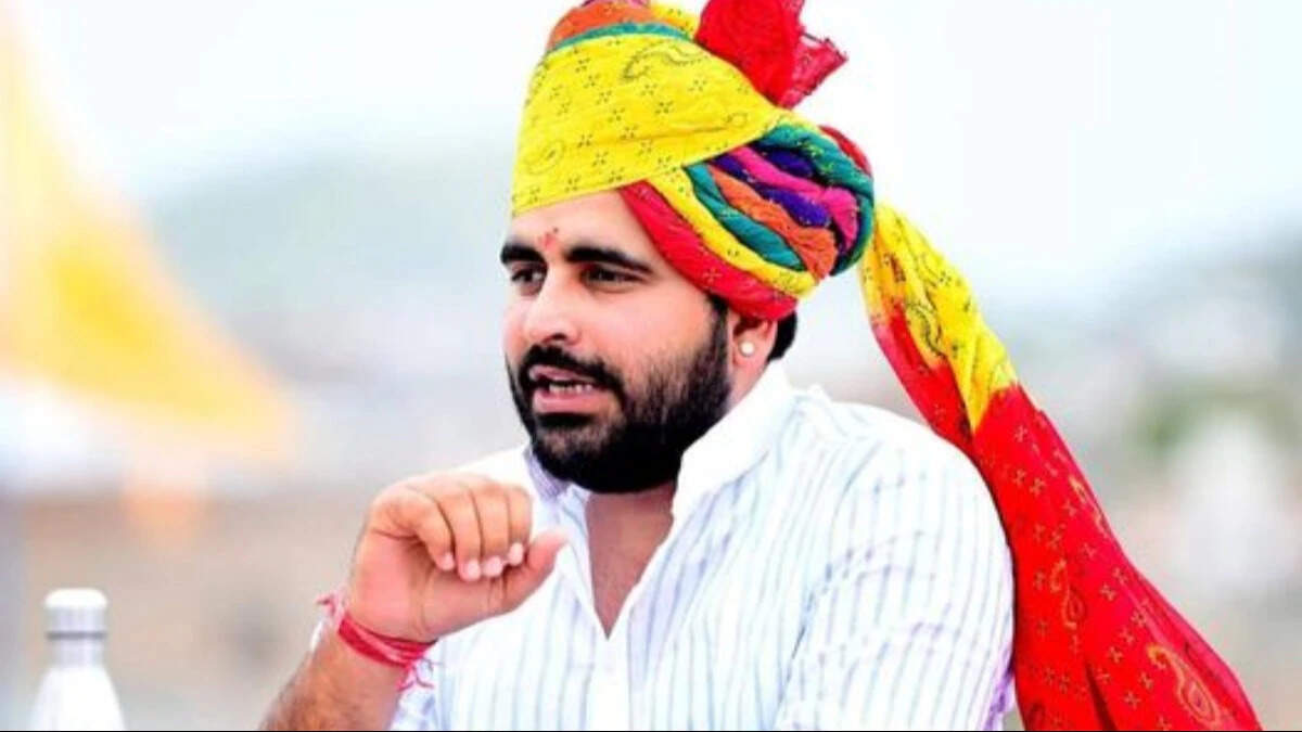 बाड़मेर के गिरल गांव में 26 दिन से जारी धरने में शामिल हुए विधायक रविंद्र सिंह भाटी, वीडियो में देखें रात किसानों के साथ बिताई