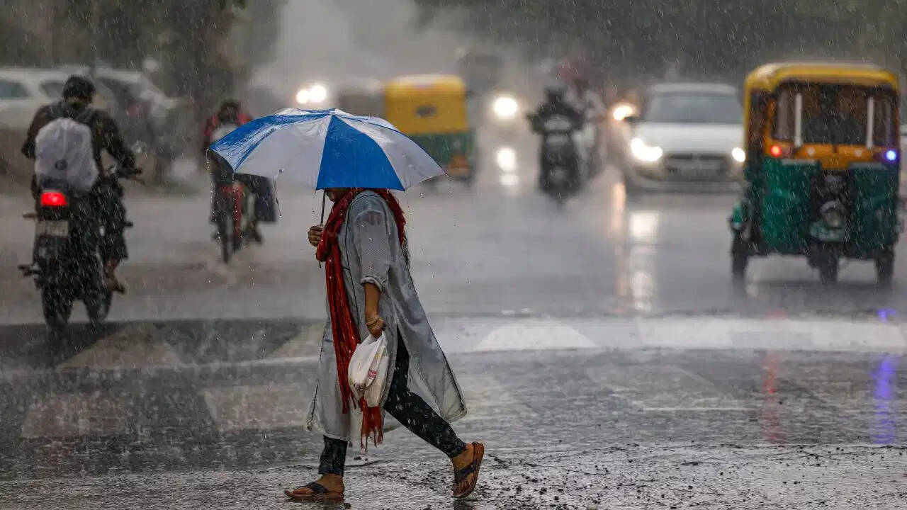 IMD Weather Alert: देश के कई राज्यों में भारी बारिश की चेतावनी, दिल्ली में येलो अलर्ट; यूपी-बिहार समेत कई राज्यों में बरसेंगे बादल
