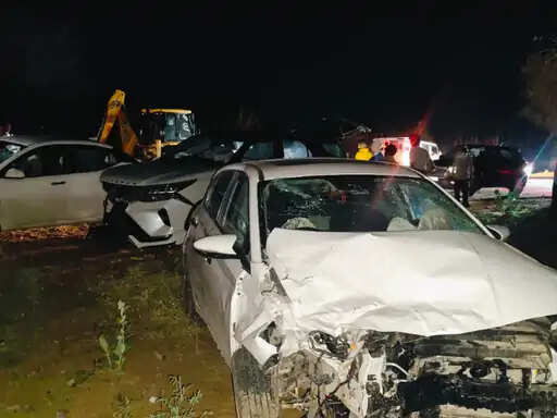 बीकानेर में नेशनल हाईवे पर तीन वाहनों की भीषण टक्कर, वाहन क्षतिग्रस्त; टला बड़ा हादसा