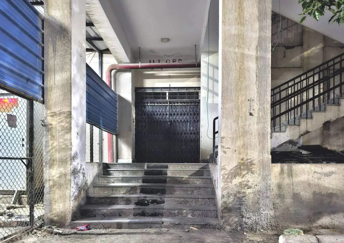 एमबी हॉस्पिटल में निर्माण कार्य से मरीज परेशान, बुजुर्गों और गंभीर रोगियों को हो रही दिक्कत