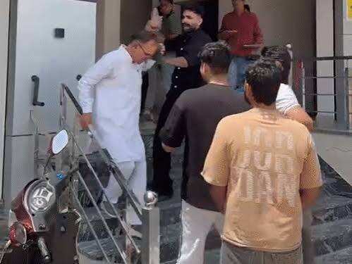 बीकानेर में कांग्रेस जिला अध्यक्ष पर हमला, वीडियो में देंखे टिकट नहीं मिलने से नाराज कार्यकर्ताओं पर मारपीट का आरोप