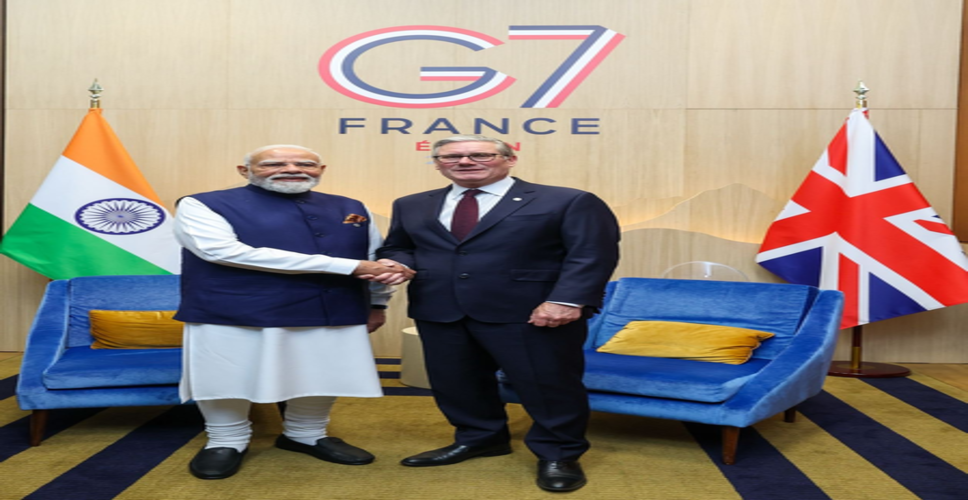 जी-7 सम&zwj;िट में पीएम मोदी-स्टार्मर की मुलाकात, व्यापार से एआई तक कई मुद्दों पर हुई चर्चा