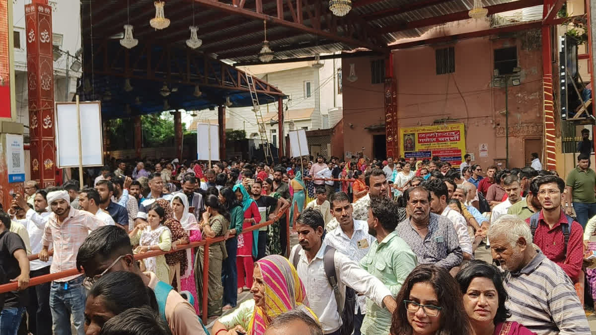 जयपुर के मोतीडूंगरी गणेश मंदिर में सिंजारा पर उमड़ी भीड़, वीडियो में देखें 3 घंटे में 3500 किलो मेहंदी खत्म; महिला बेहोश