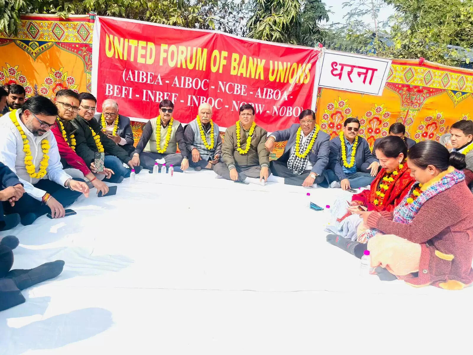 पांच दिन का बैंक कार्य सप्ताह लागू करने की मांग तेज, वीडियो में देखें जयपुर में बैंक कर्मियों का धरना-प्रदर्शन