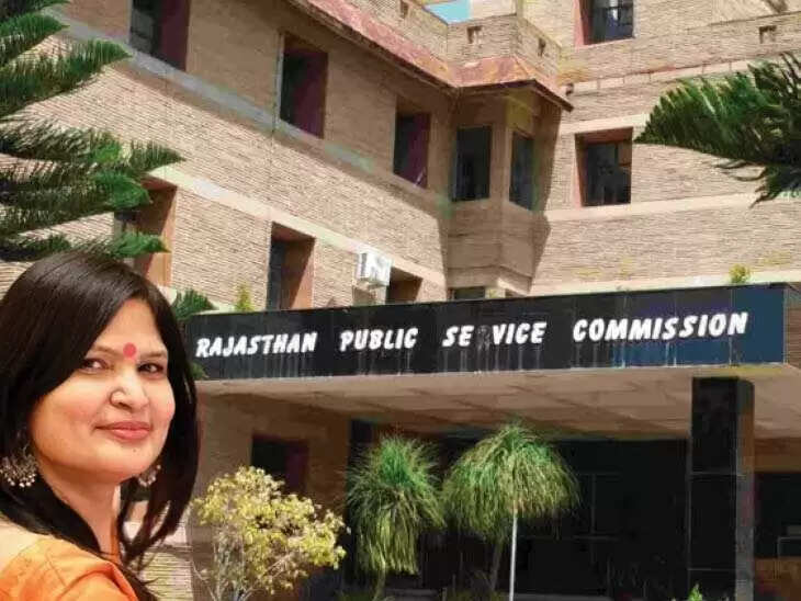 वीडियो में देखें एसआई भर्ती 2021 पेपर लीक मामले में RPSC सदस्य मंजू शर्मा का इस्तीफा, हाईकोर्ट की टिप्पणी के बाद से मचा हुआ है बवाल