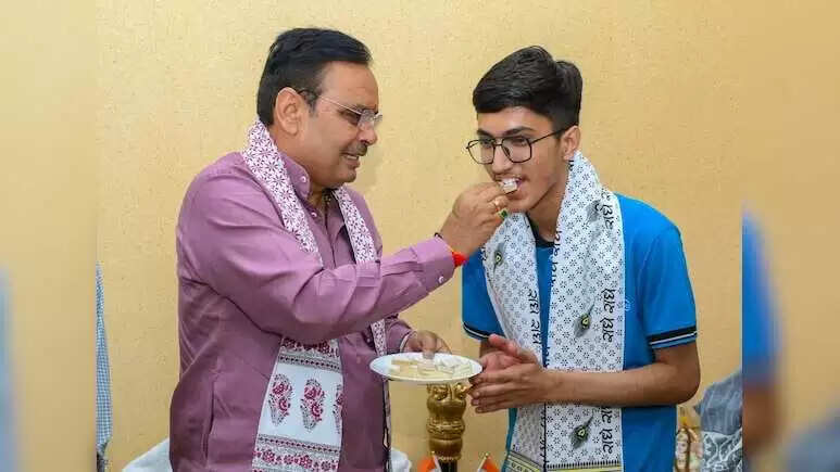 NEET 2025 के टॉपर से मिले सीएम भजनलाल शर्मा, अपने हाथों से खिलाई मिठाई