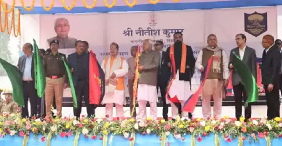 बिहार: सीएम नीतीश कुमार ने 34 चलंत फॉरेंसिक वाहनों को हरी झंडी दिखाकर रवाना किया