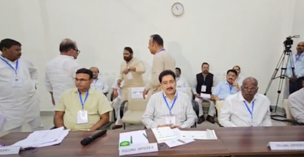 झारखंड राज्यसभा चुनाव: दो सीटों के लिए मतदान जारी, क्रॉस वोटिंग के डर से बसों से पहुंचे एनडीए विधायक