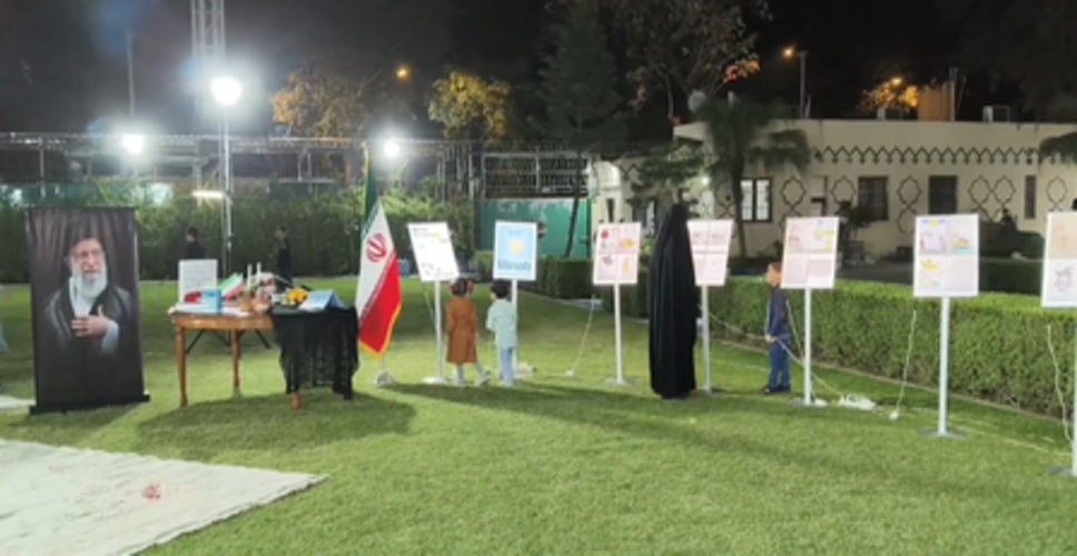 दिल्ली में ईरानी दूतावास ने मिनाब स्कूल के मलबे से मिली ड्राइंग की प्रदर्शनी लगाई