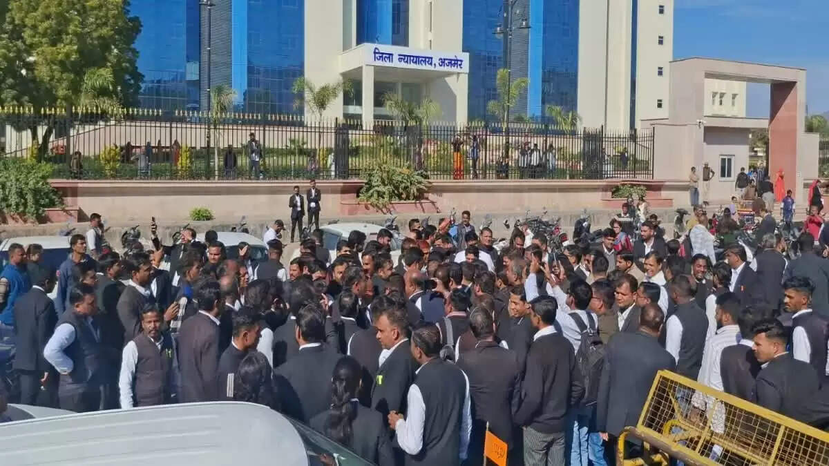 अजमेर में वकील हुआ घायल तो साथी वकीलों ने किया हंगामा, PWD अधिकारी को दौड़ा-दौड़ाकर पीटा