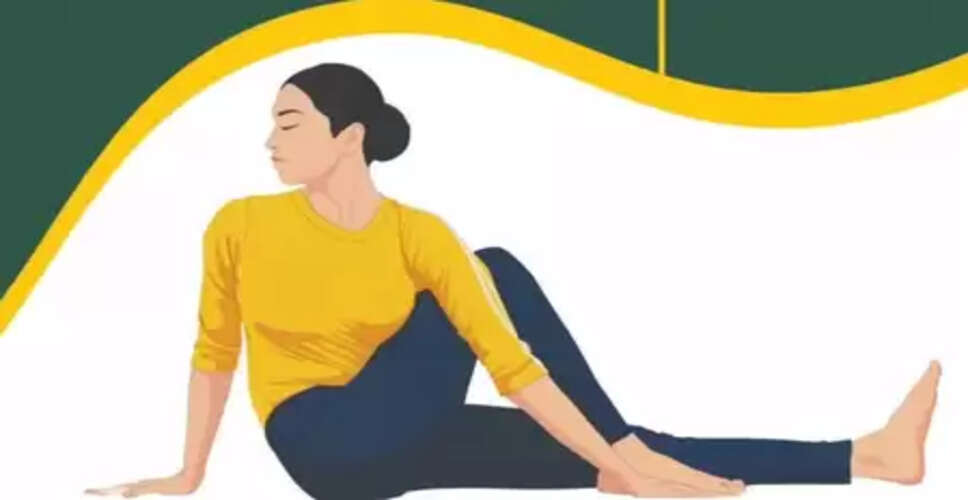 पाचन को दुरुस्त कर रीढ़ को मजबूती देता है वक्रासन, सावधानी भी जरूरी