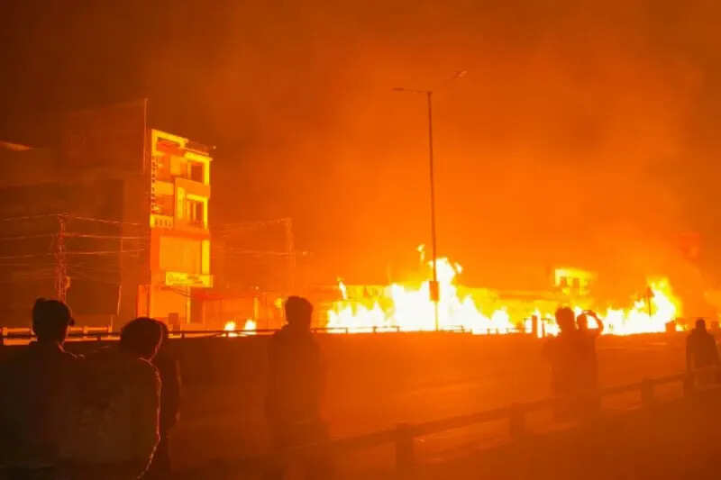 जयपुर-दिल्ली हाइवे पर खौफनाक हादसा: केमिकल टैंकर और ट्रेलर बने आग का गोला, 1 किमी तक दिखा तबाही का मंजर