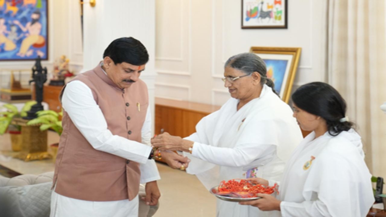 ईश्वरीय प्रजापिता विश्वविद्यालय की बहनों ने मुख्यमंत्री मोहन यादव को बांधी राखी