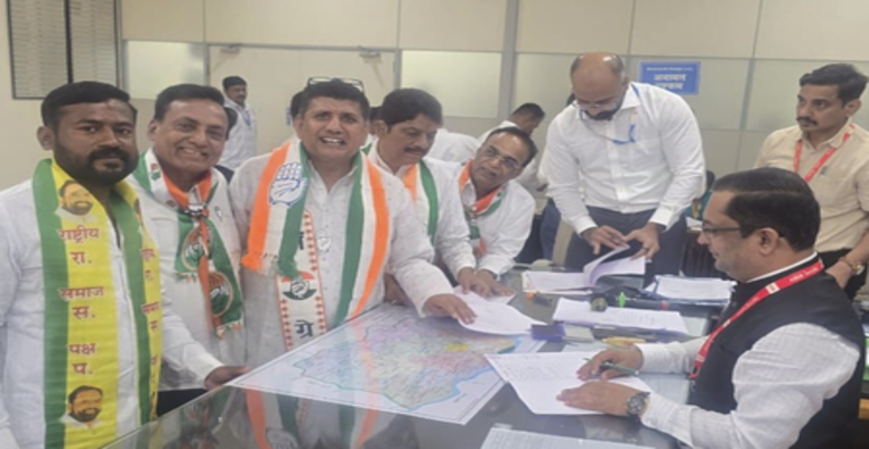 महाराष्ट्र: आकाश मोरे ने कांग्रेस, आरएसपी और वीबीए के संयुक्त उम्मीदवार के रूप में नामांकन दाखिल किया