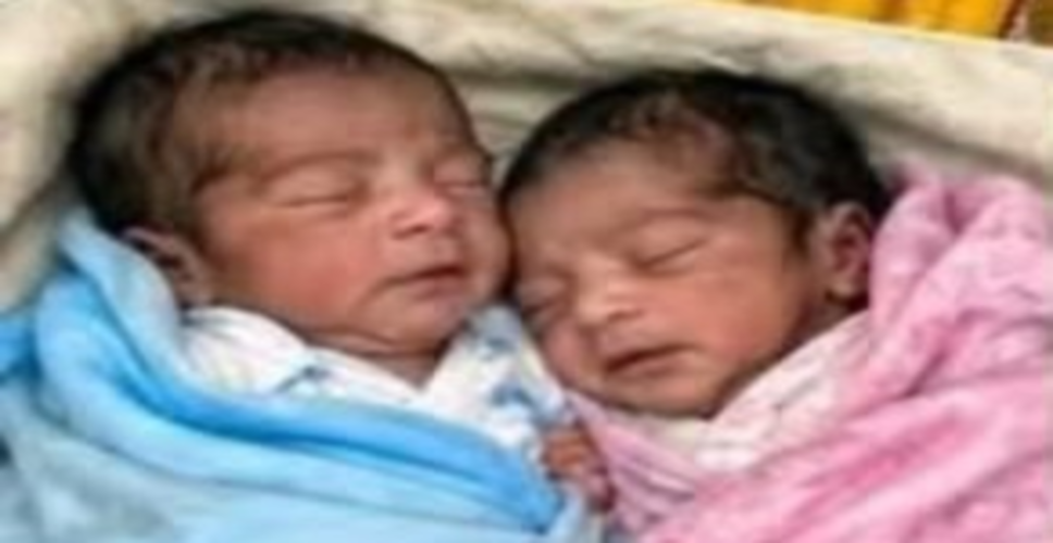 कोडरमा : महिला ने टोटो में दिया जुड़वा बच्चों को जन्म, एएनएम बनीं फरिश्ता