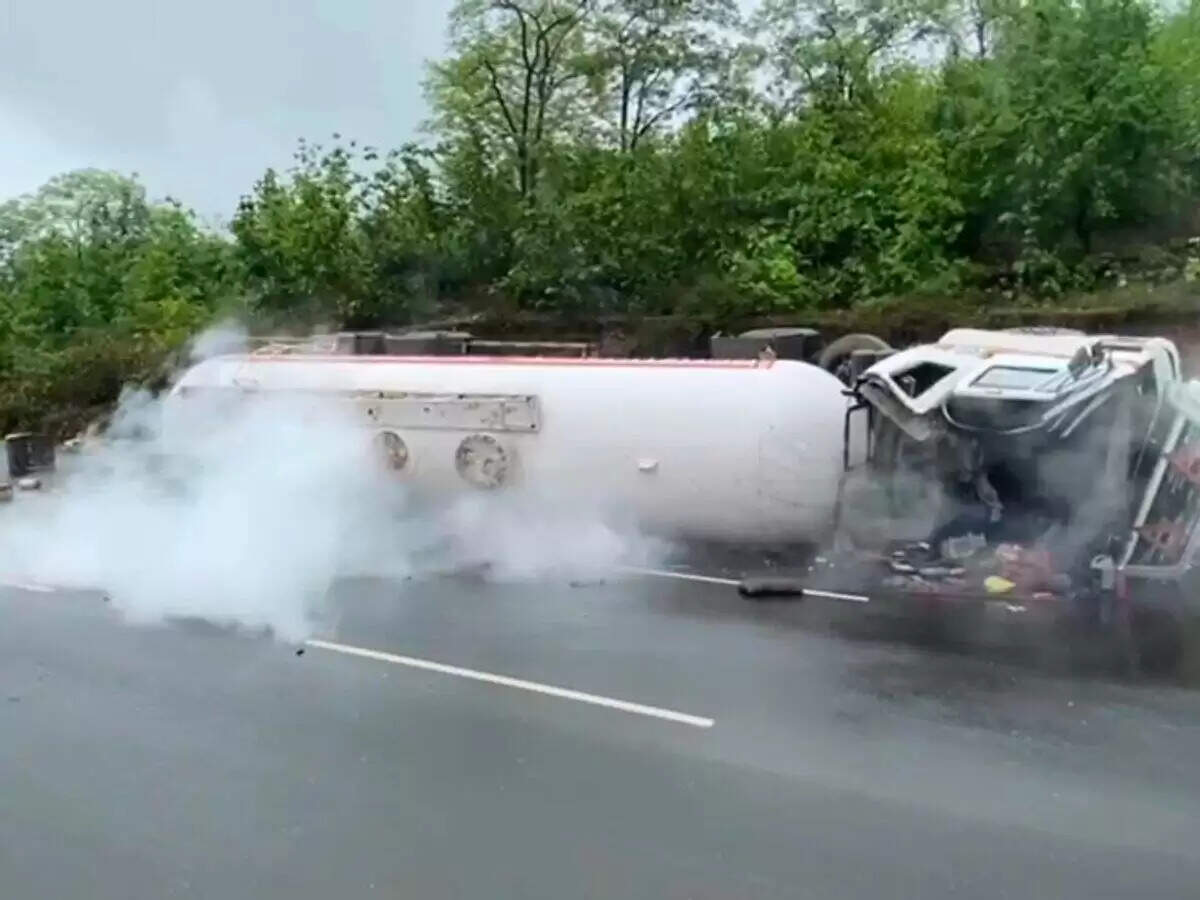 डूंगरपुर: NH‑48 पर गैस टैंकर पलटा, तेज गैस रिसाव से मचा हड़कंप; बचाव टीमें तैनात