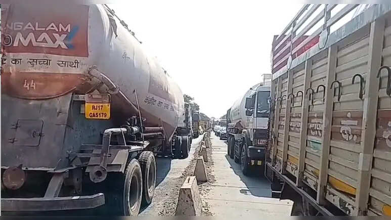 कोटा-झालावाड़ NH-52 पर दरा घाटी बनी मुसीबत, भीषण जाम से आमजन परेशान