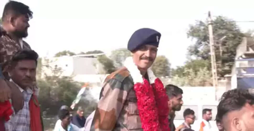 गुजरात : सात महीने की ट्रेनिंग के बाद घर लौटे अग्निवीर चिराग, गांव में हीरो जैसा सम्मान